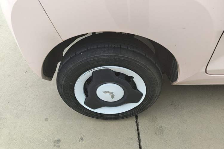 Used Wuling Hongguang MINIEV 2022 Macaron Fashion Model Lithium Iron Phosphate Right Rear Wheel Hub