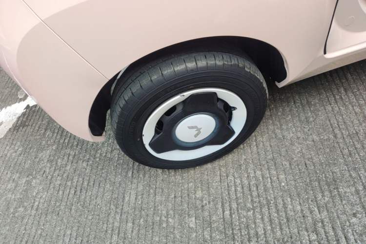 Used Wuling Hongguang MINIEV 2022 Macaron Premium Model – Lithium Iron Phosphate Right Rear Wheel Hub