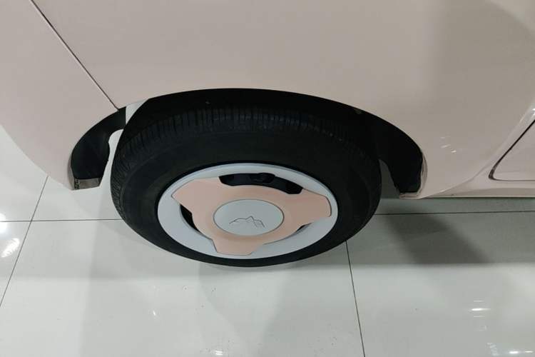 Used Wuling Hongguang MINIEV 2022 Macaron Fashion Model Lithium Iron Phosphate Right Rear Wheel Hub