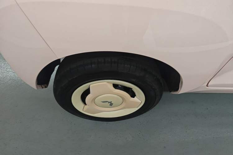 Used Wuling Hongguang MINIEV 2022 Macaron Premium Model – Lithium Ternary Battery Right Rear Wheel Hub