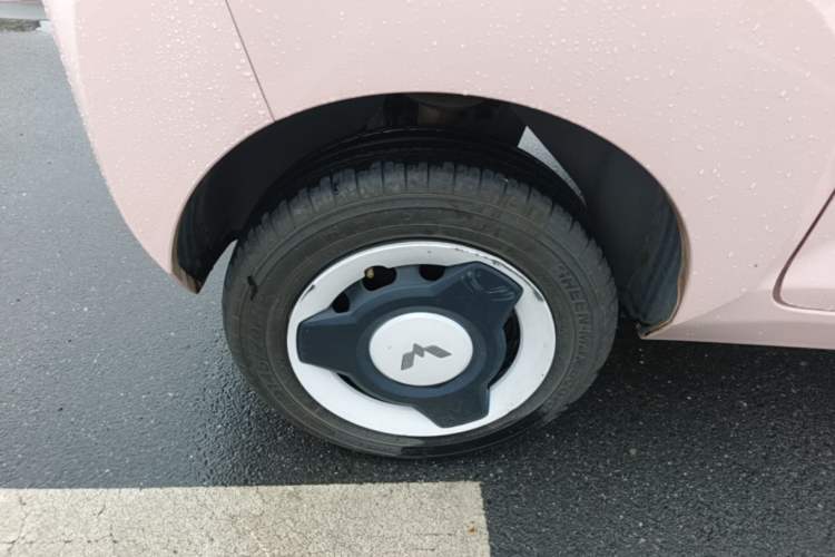 Used Wuling Hongguang MINIEV 2022 Macaron Premium Model – Lithium Iron Phosphate Right Rear Wheel Hub