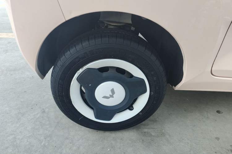 Used Wuling Hongguang MINIEV 2022 Macaron Fashion Model Lithium Iron Phosphate Right Rear Wheel Hub