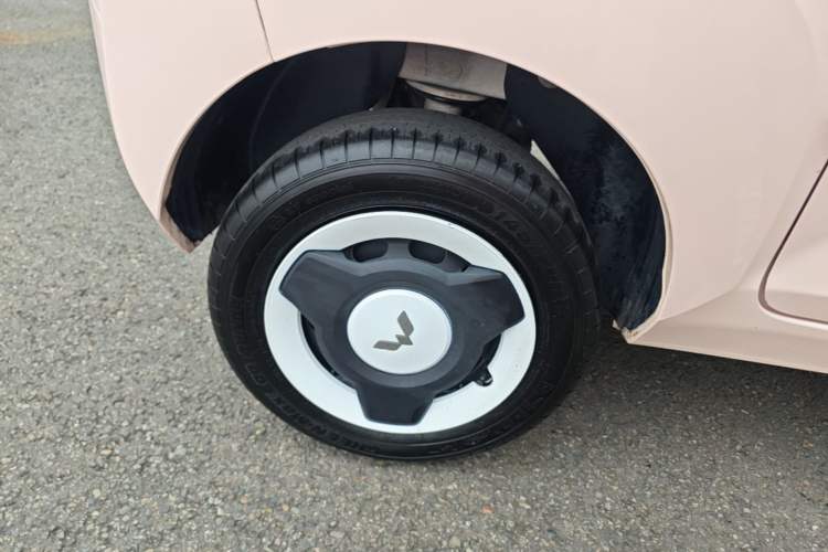 Used Wuling Hongguang MINIEV 2022 Macaron Fashion Model Lithium Iron Phosphate Right Rear Wheel Hub