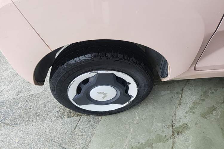 Used Wuling Hongguang MINIEV 2022 Macaron Fashion Model Lithium Iron Phosphate Right Rear Wheel Hub