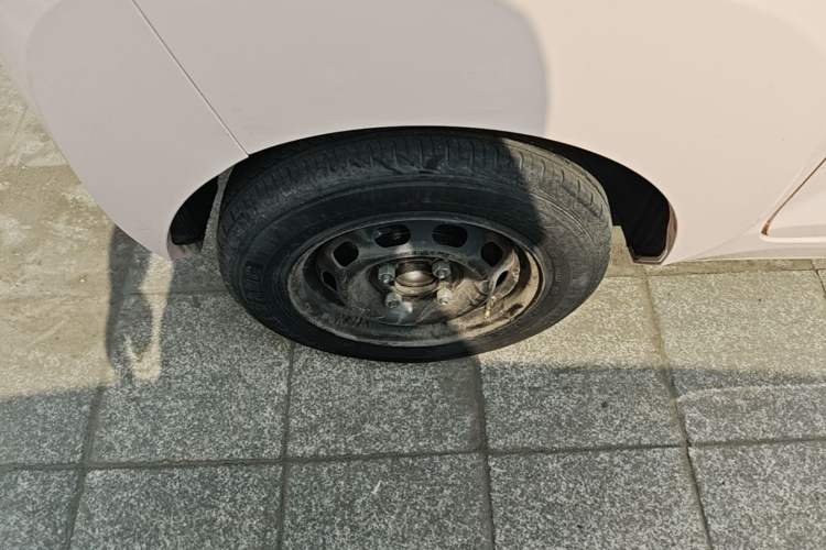 Used Wuling Hongguang MINIEV 2022 Macaron Fashion Model Lithium Iron Phosphate Right Rear Wheel Hub