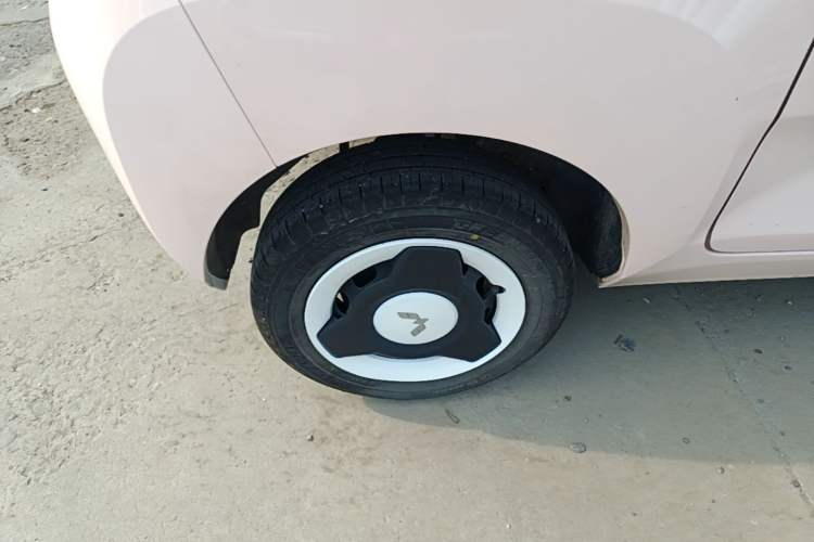 Used Wuling Hongguang MINIEV 2022 Macaron Fashion Model Lithium Iron Phosphate Right Rear Wheel Hub