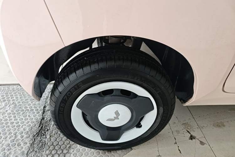 Used Wuling Hongguang MINIEV 2022 Macaron Fashion Model Lithium Iron Phosphate Right Rear Wheel Hub