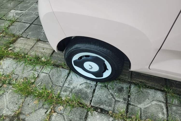 Used Wuling Hongguang MINIEV 2022 Macaron Premium Model – Lithium Iron Phosphate Right Rear Wheel Hub