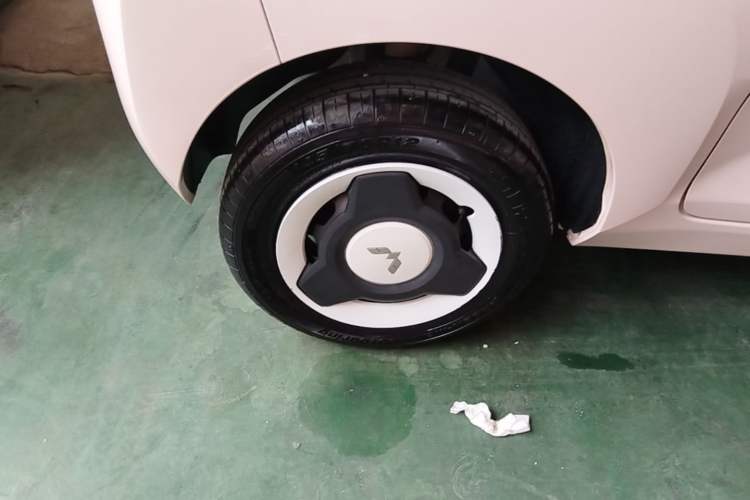 Used Wuling Hongguang MINIEV 2022 Macaron Fashion Model Lithium Iron Phosphate Right Rear Wheel Hub