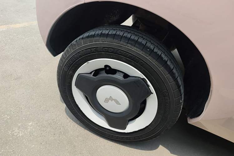 Used Wuling Hongguang MINIEV 2022 Macaron Fashion Model Lithium Iron Phosphate Right Rear Wheel Hub