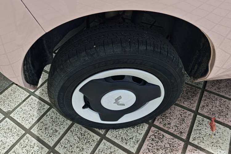 Used Wuling Hongguang MINIEV 2022 Macaron Fashion Model Lithium Iron Phosphate Right Rear Wheel Hub