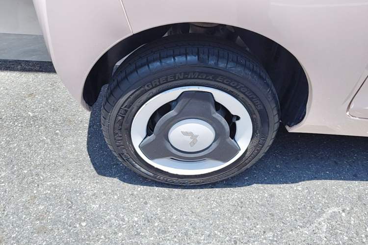 Used Wuling Hongguang MINIEV 2022 Macaron Premium Model – Lithium Ternary Battery Right Rear Wheel Hub