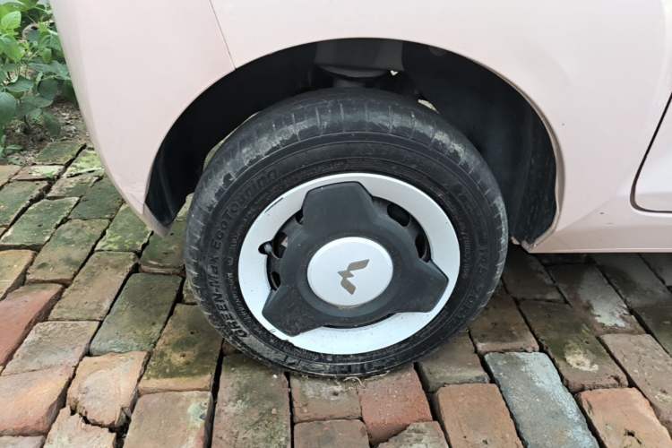 Used Wuling Hongguang MINIEV 2022 Macaron Fashion Model Lithium Iron Phosphate Right Rear Wheel Hub