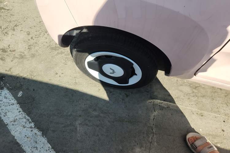 Used Wuling Hongguang MINIEV 2022 Macaron Premium Model – Lithium Ternary Battery Right Rear Wheel Hub