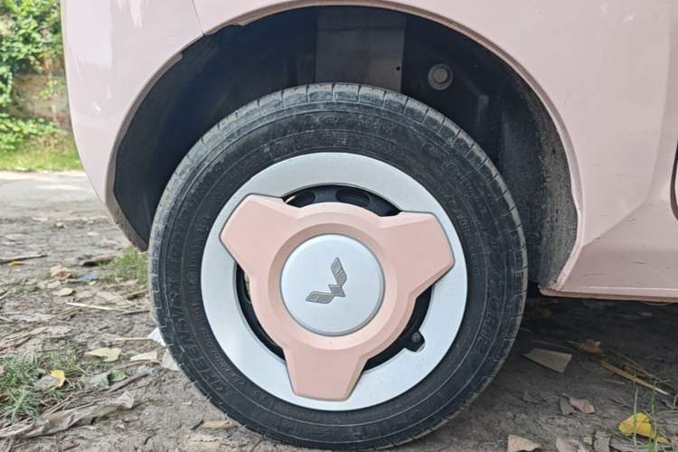 Used Wuling Hongguang MINIEV 2022 Macaron Fashion Model Lithium Iron Phosphate Right Rear Wheel Hub