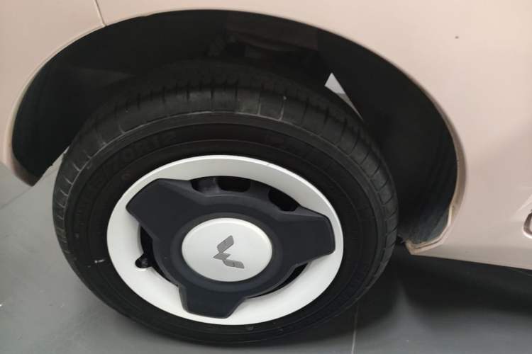 Used Wuling Hongguang MINIEV 2022 Macaron Premium Model – Lithium Ternary Battery Right Rear Wheel Hub