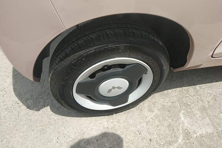 Used Wuling Hongguang MINIEV 2022 Macaron Fashion Model Lithium Iron Phosphate Right Rear Wheel Hub