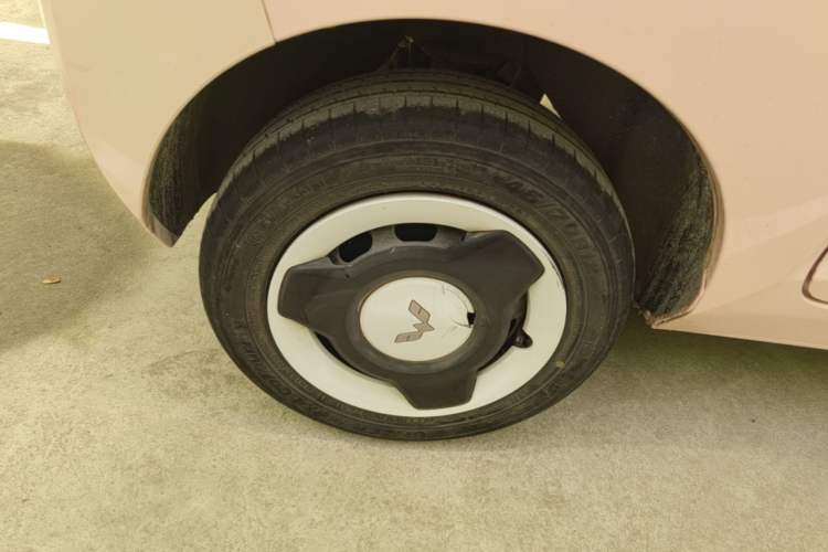 Used Wuling Hongguang MINIEV 2022 Macaron Fashion Model Lithium Iron Phosphate Right Rear Wheel Hub