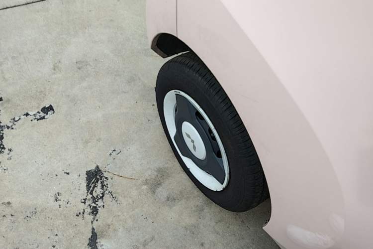 Used Wuling Hongguang MINIEV 2022 Macaron Fashion Model Lithium Iron Phosphate Right Rear Wheel Hub