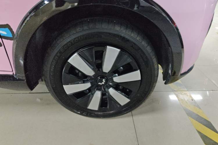 Used Wuling Hongguang MINIEV 2022 Convertible Model Right Rear Wheel Hub