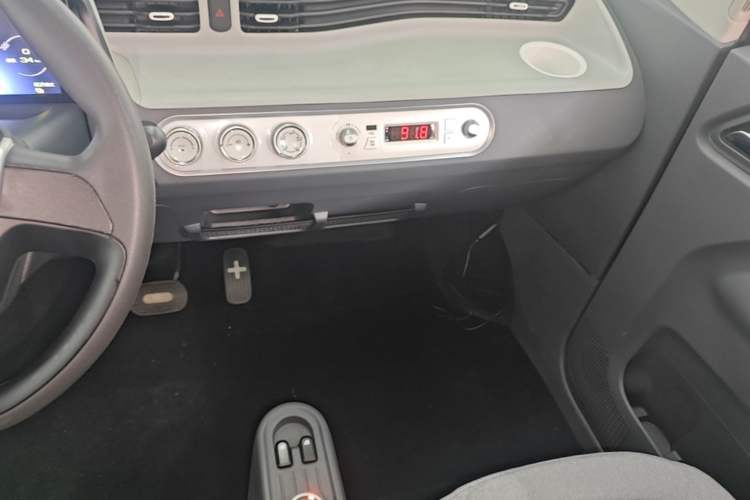Used Wuling Hongguang MINIEV 2022 Macaron Premium Model – Lithium Iron Phosphate Audio And AC Panel
