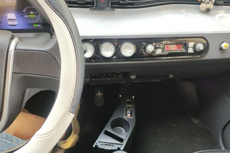 Used Wuling Hongguang MINIEV 2022 Macaron Premium Model – Lithium Iron Phosphate Audio And AC Panel