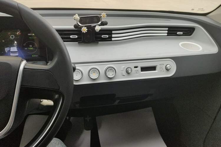 Used Wuling Hongguang MINIEV 2022 Macaron Premium Model – Lithium Iron Phosphate Audio And AC Panel