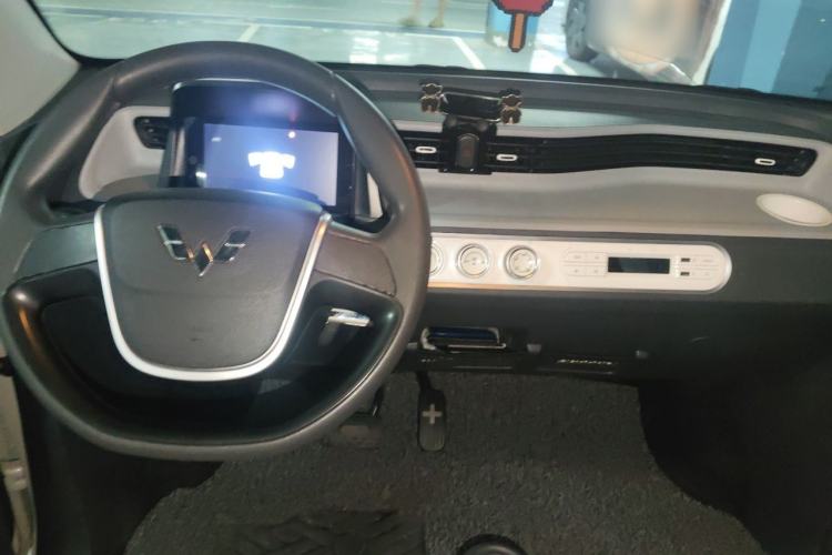 Used Wuling Hongguang MINIEV 2022 Macaron Fashion Model Lithium Iron Phosphate Center Console