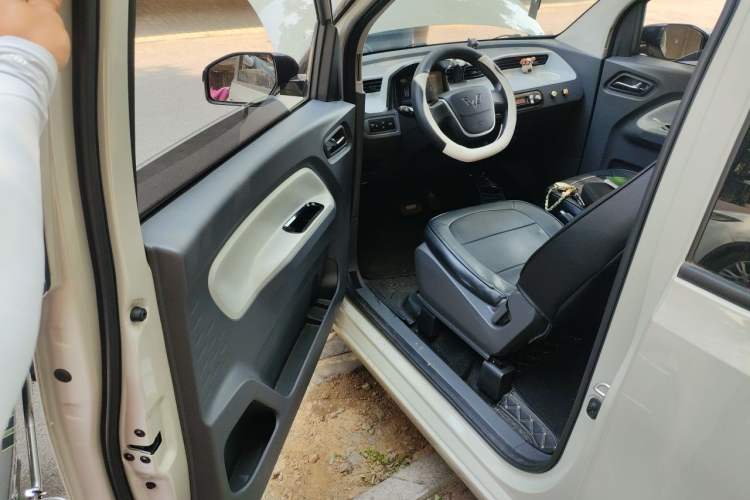 Used Wuling Hongguang MINIEV 2022 Macaron Premium Model – Lithium Iron Phosphate Driver Seat