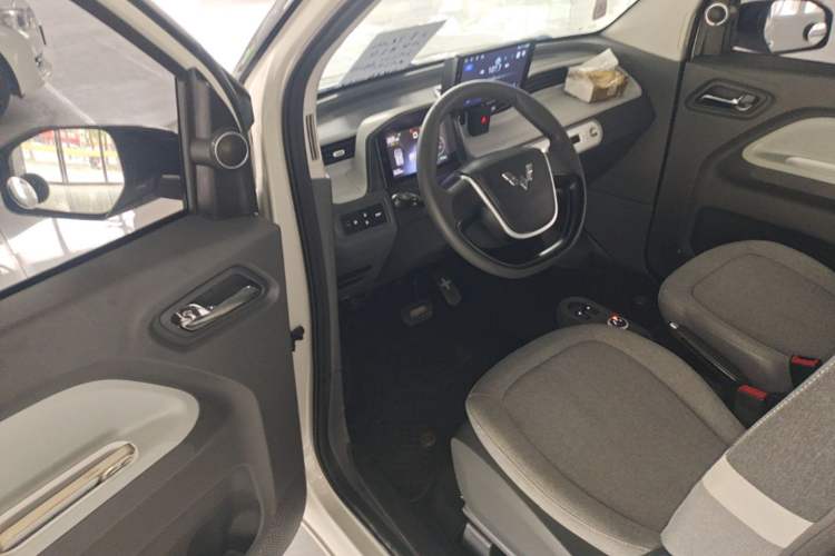 Used Wuling Hongguang MINIEV 2022 Macaron Premium Model – Lithium Iron Phosphate Driver Seat
