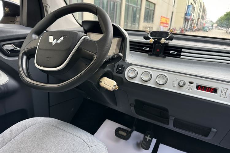 Used Wuling Hongguang MINIEV 2022 Macaron Premium Model – Lithium Iron Phosphate Interior 4