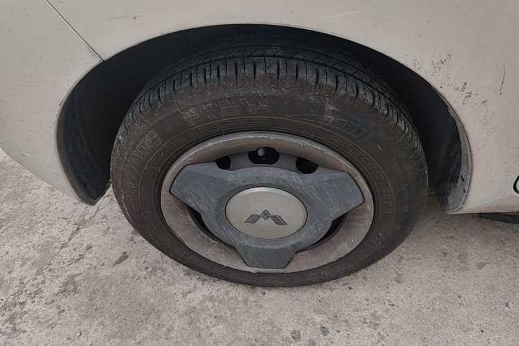 Used Wuling Hongguang MINIEV 2022 Macaron Fashion Model Lithium Iron Phosphate Left Front Wheel Hub
