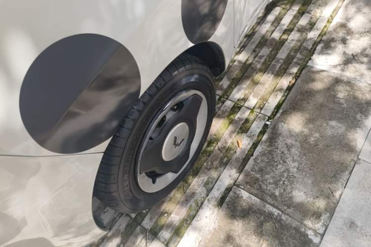 Used Wuling Hongguang MINIEV 2022 Macaron Premium Model – Lithium Ternary Battery Left Front Wheel Hub