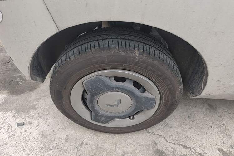 Used Wuling Hongguang MINIEV 2022 Macaron Fashion Model Lithium Iron Phosphate Right Rear Wheel Hub