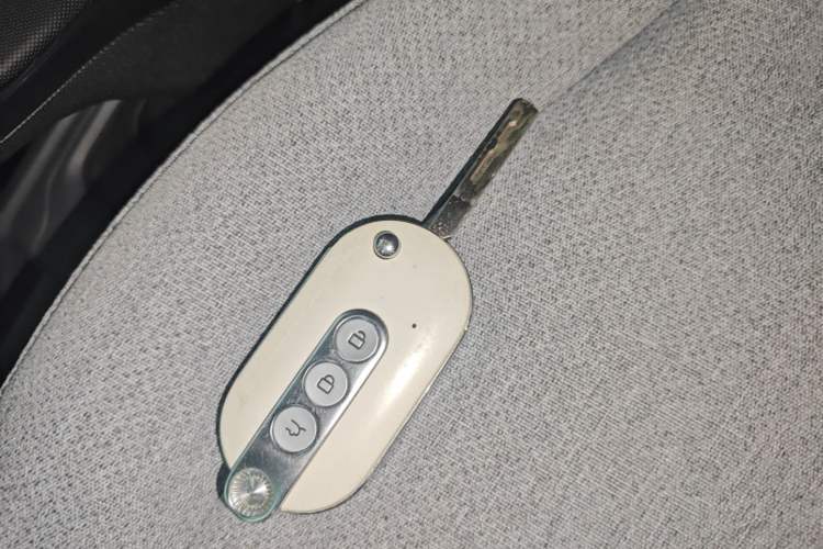 Used Wuling Hongguang MINIEV 2022 Macaron Premium Model – Lithium Iron Phosphate Vehicle Key