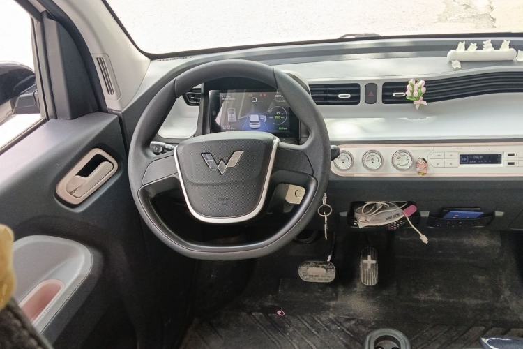 Used Wuling Hongguang MINIEV 2022 Macaron Fashion Model Lithium Iron Phosphate Steering Wheel