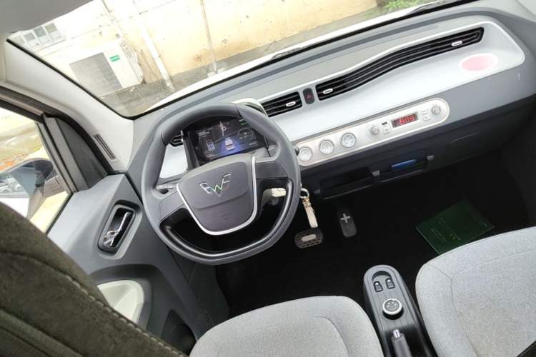 Used Wuling Hongguang MINIEV 2022 Macaron Fashion Model Lithium Iron Phosphate Steering Wheel
