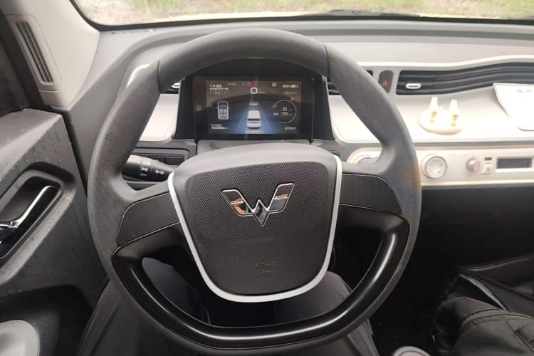Used Wuling Hongguang MINIEV 2022 Macaron Fashion Model Lithium Iron Phosphate Steering Wheel