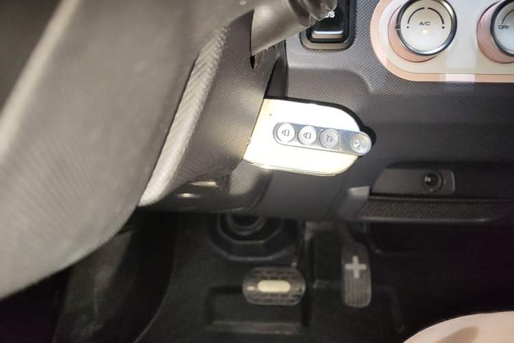 Used Wuling Hongguang MINIEV 2022 Macaron Premium Model – Lithium Iron Phosphate Vehicle Key