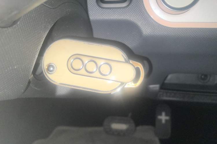 Used Wuling Hongguang MINIEV 2022 Macaron Premium Model – Lithium Iron Phosphate Vehicle Key