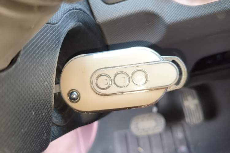 Used Wuling Hongguang MINIEV 2022 Macaron Premium Model – Lithium Iron Phosphate Vehicle Key