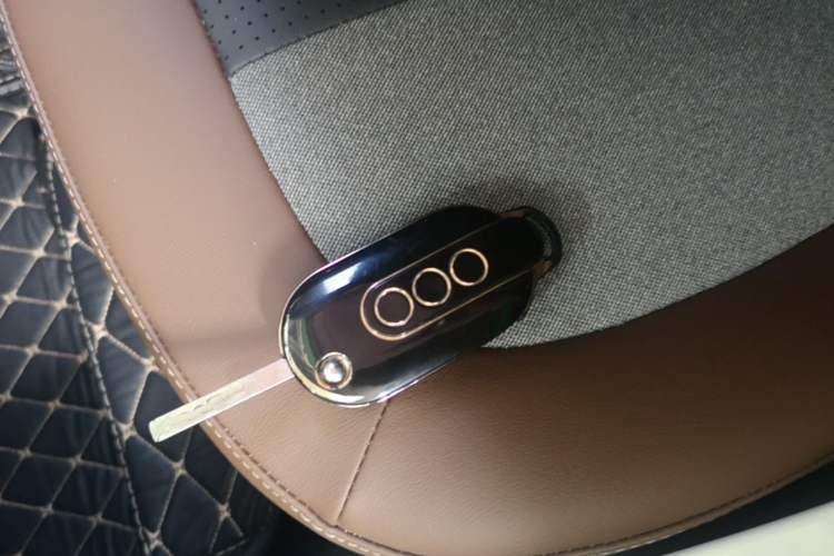 Used Wuling Hongguang MINIEV 2022 GAMEBOY 300km Enthusiast Model with Lithium Iron Phosphate Vehicle Key