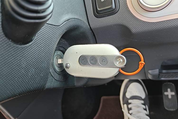 Used Wuling Hongguang MINIEV 2022 Macaron Premium Model – Lithium Iron Phosphate Vehicle Key