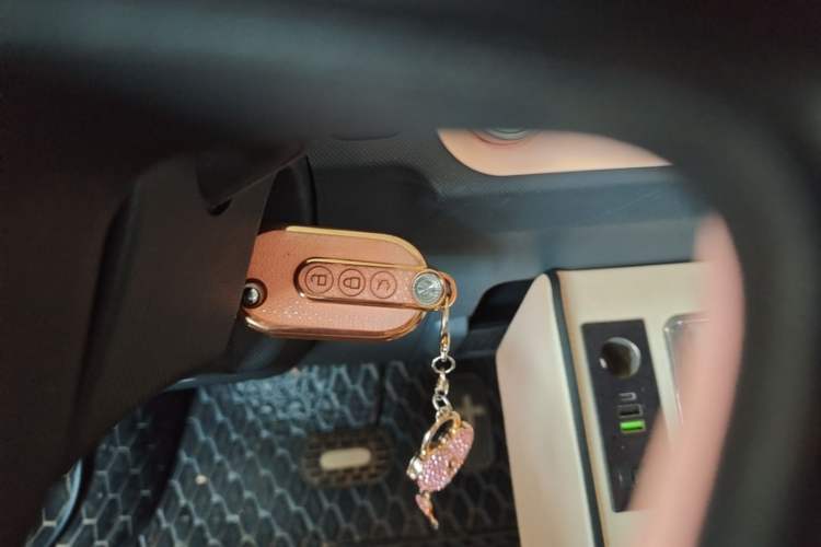 Used Wuling Hongguang MINIEV 2022 Macaron Premium Model – Lithium Iron Phosphate Vehicle Key