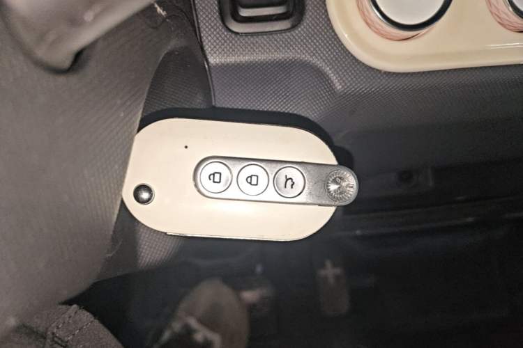 Used Wuling Hongguang MINIEV 2022 Macaron Premium Model – Lithium Iron Phosphate Vehicle Key