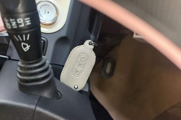 Used Wuling Hongguang MINIEV 2022 Macaron Premium Model – Lithium Iron Phosphate Vehicle Key