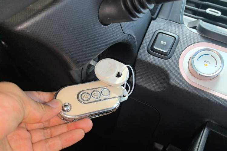 Used Wuling Hongguang MINIEV 2022 Macaron Fashion Edition Lithium-Nickel-Cobalt-Alpha-oxide Vehicle Key