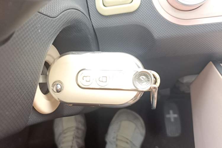 Used Wuling Hongguang MINIEV 2022 Macaron Premium Model – Lithium Iron Phosphate Vehicle Key