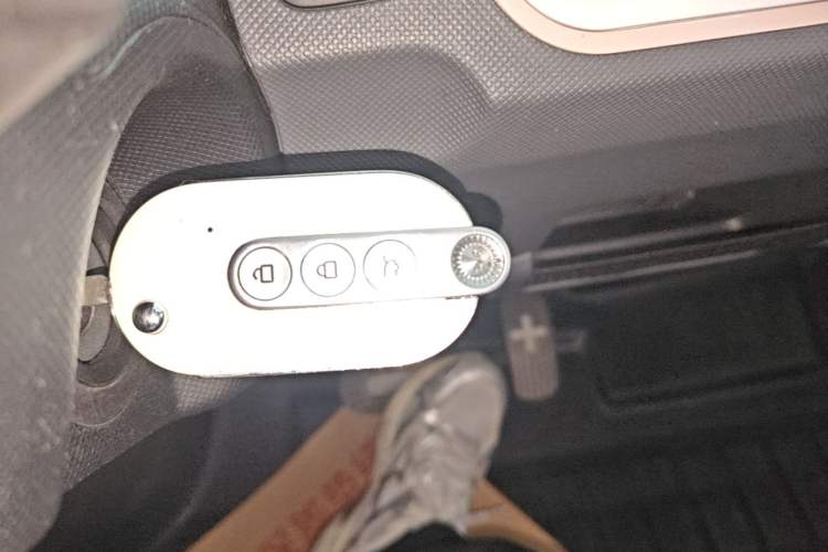 Used Wuling Hongguang MINIEV 2022 Macaron Premium Model – Lithium Ternary Battery Vehicle Key