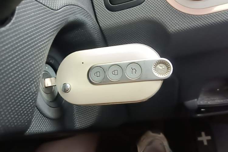 Used Wuling Hongguang MINIEV 2022 Macaron Premium Model – Lithium Ternary Battery Vehicle Key